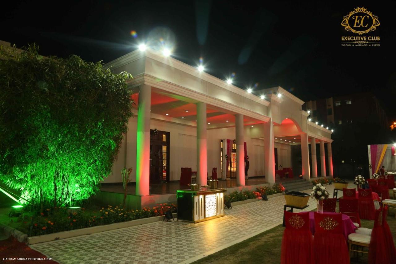 Executive Club 호텔 바레일리 외부 사진